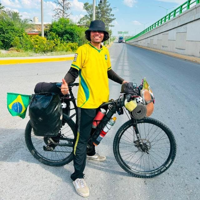 Nômade Zatara durante sua expedição de bicicleta pelas Américas